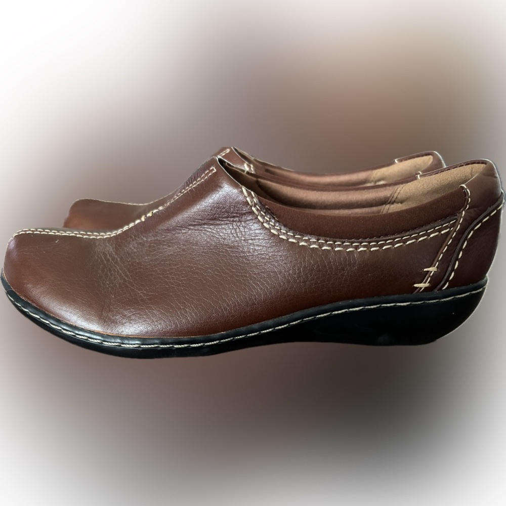 Clarks Wide Width Leather Slip-on Shoes Size 7 Wide Womens